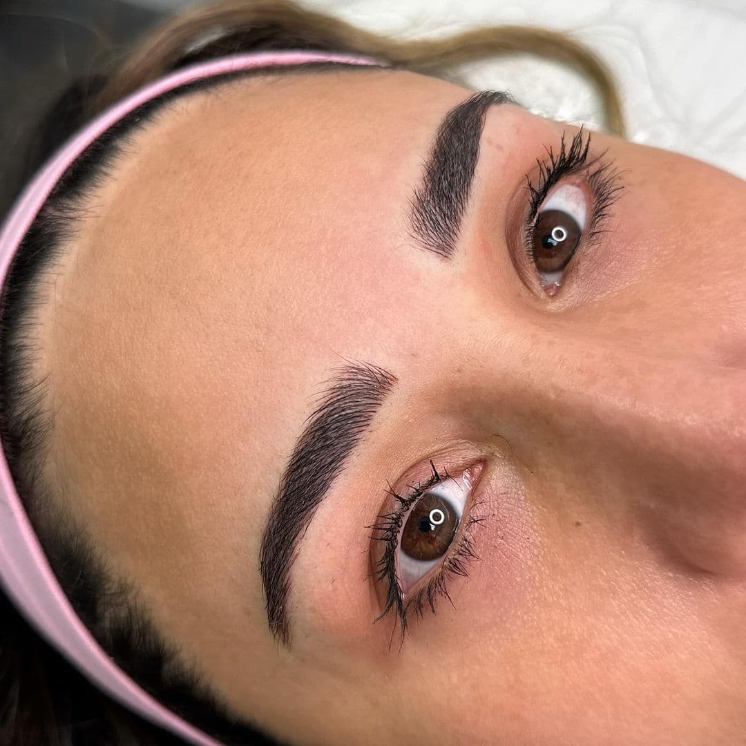 Perfectly shaped microbladed eyebrows